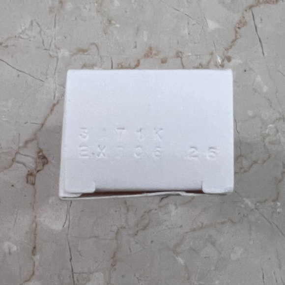 NIB - AVENE CICALFATE LIPS RESTORATIVE LIP BALM - Picture 3 of 3